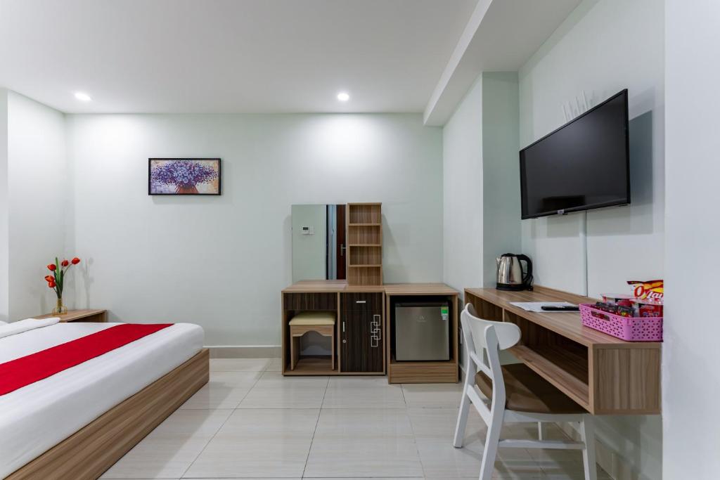RedDoorz Premium near E-Town 3