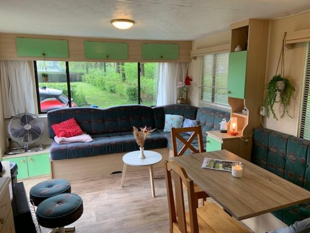 Stacaravan huren voor 4 personen in het hart van bosrijk Drenthe. Vele bezienswaardigheden en uitstapjes in de directie omgeving. Wees Welkom! (nr.254)