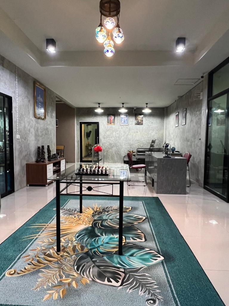 V Tharm Hotel photo 1