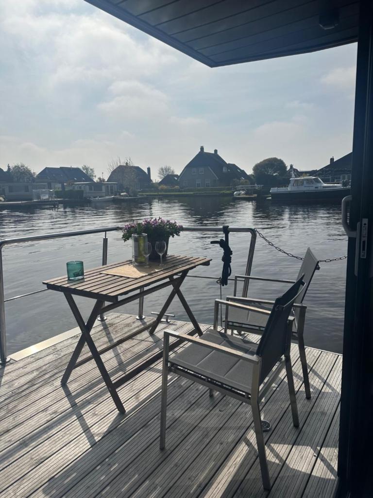 Stoere HOUSEBOAT op toplocatie! photo 1