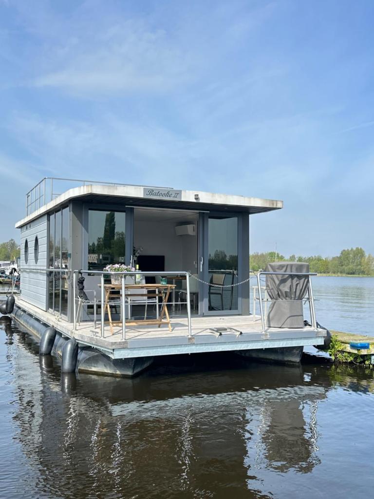 Stoere HOUSEBOAT op toplocatie! photo 2