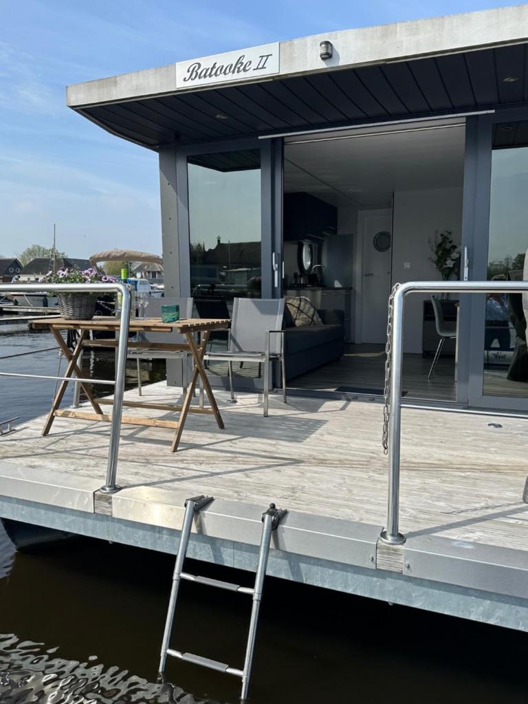 Stoere HOUSEBOAT op toplocatie! photo 3