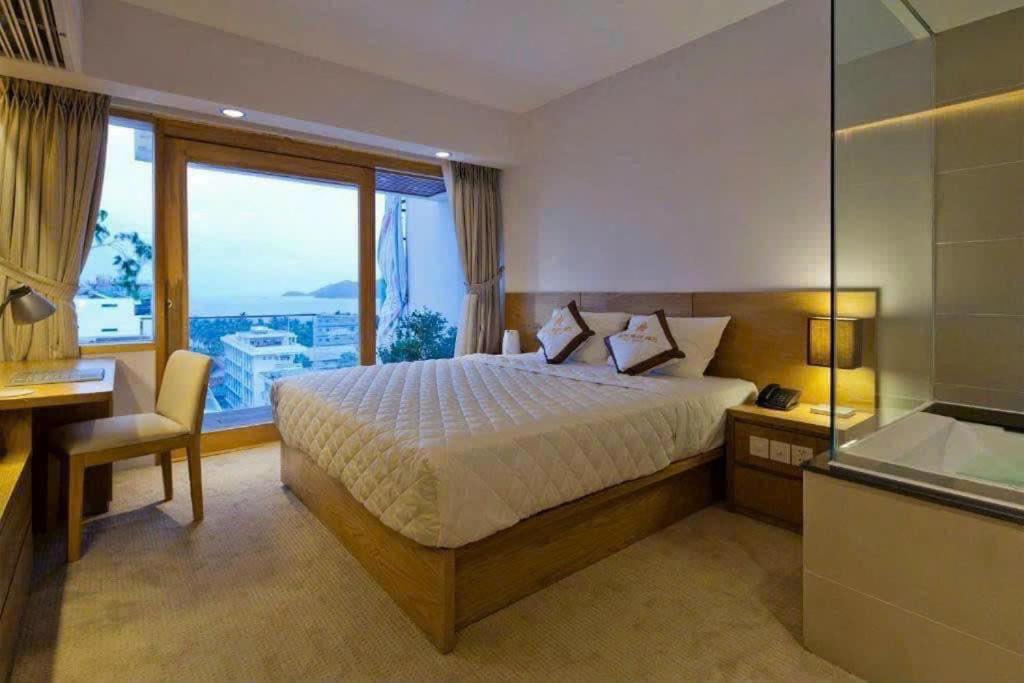 Lucasta Ha Long Hotel