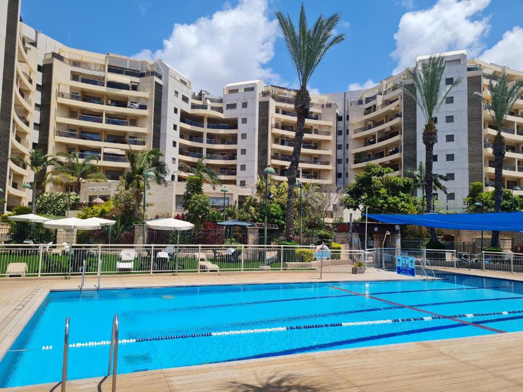 A Dream Place in Raanana, Spacious & Luxurious Apartment for 4 guests - Swimming Pool photo 3
