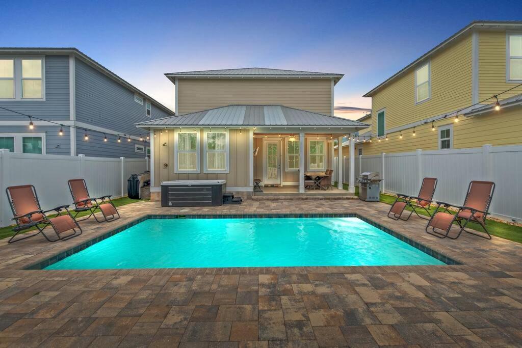 Sandy Palms, Jump Into a Seasonal Heated Pool & Relax in the Hot Tub, All Just a 3 Min Stroll to the Beach, w Golf Cart & Beach Gear