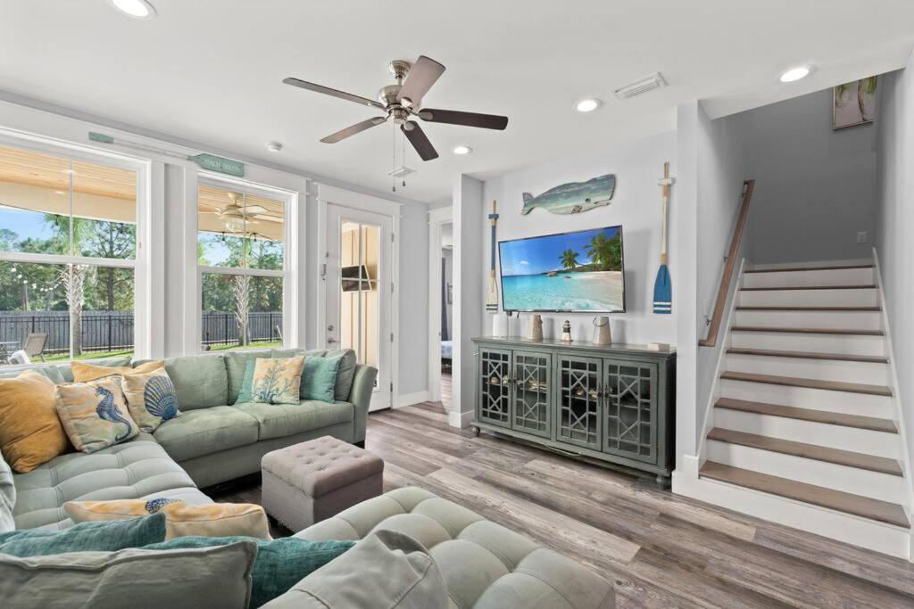 Sandy Palms, Jump Into a Seasonal Heated Pool & Relax in the Hot Tub, All Just a 3 Min Stroll to the Beach, w Golf Cart & Beach Gear photo 1