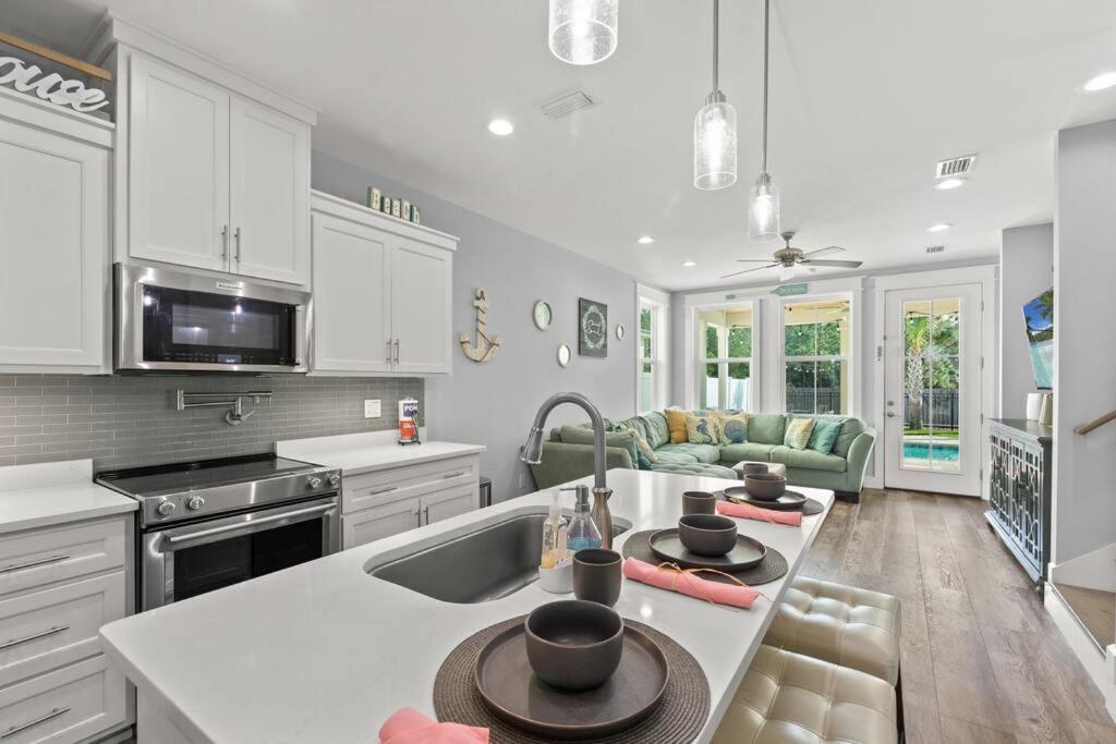 Sandy Palms, Jump Into a Seasonal Heated Pool & Relax in the Hot Tub, All Just a 3 Min Stroll to the Beach, w Golf Cart & Beach Gear photo 3