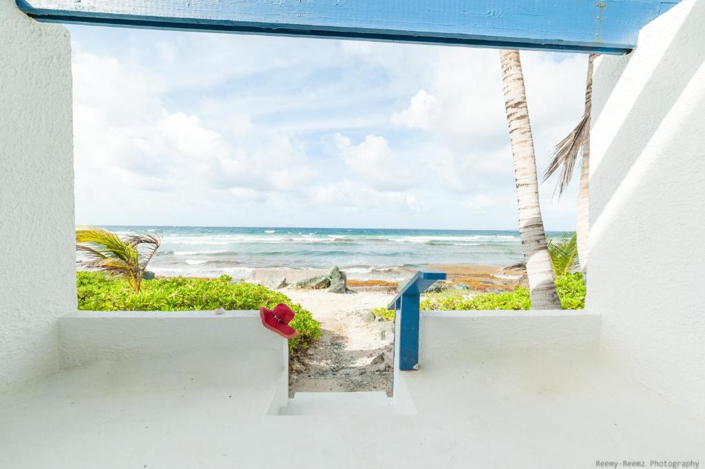 Gorgeous Ocean Views! Welcome to Bella Breeze! BeachFront 2BR 2BA photo 1