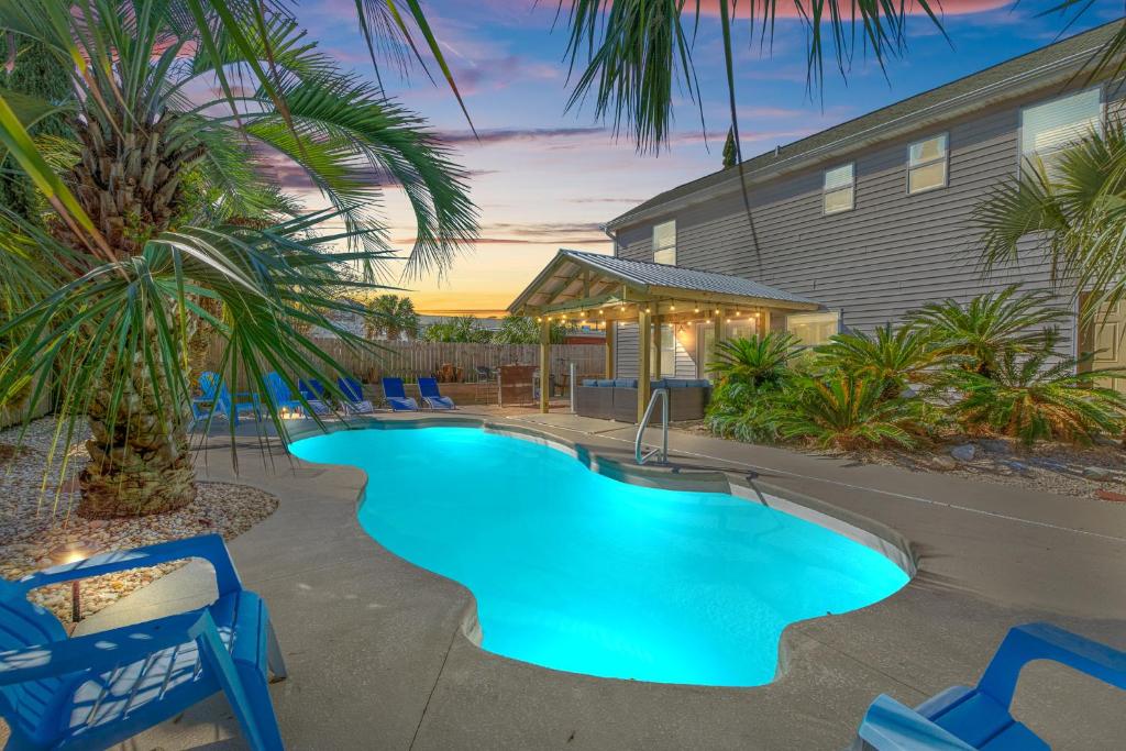 Adventures at Pirates Cove, Discover Your Beach Oasis w Private Pool, Sznl Hot Tub, Bikes, Beach Gear, Game Room, and More