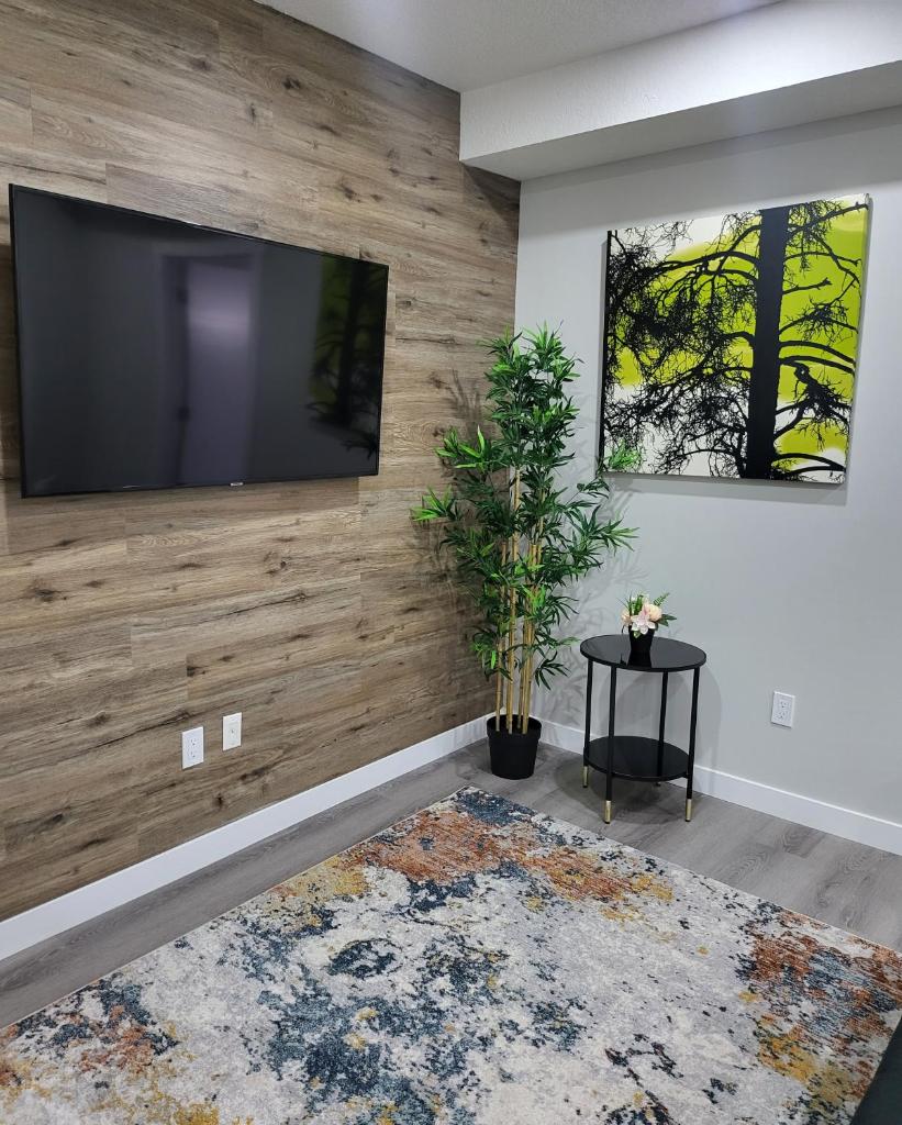 Luxury suite in Calgary NW photo 4
