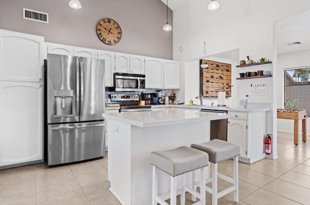Spacious stunning ranch house, hot-tub and private basketball court, near WestWorld, TPC image