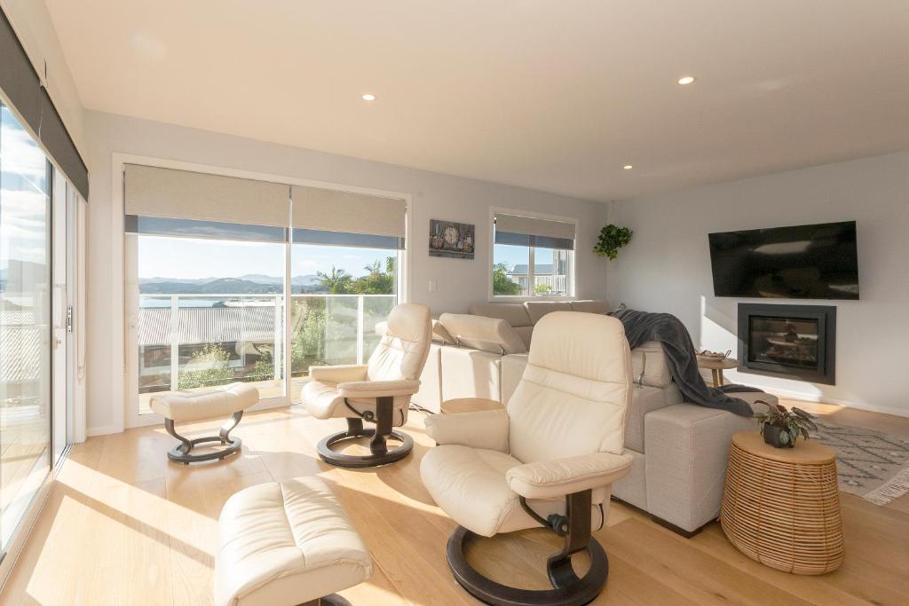 Luxury Lookout - Cable Bay Holiday Home photo 4
