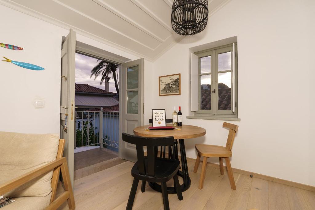 LIVIN Hydra Duplex Suite - Tap to explore photos