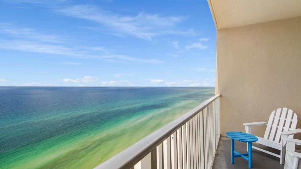Beachfront Spacious Cozy Condo - Pools, Hot Hub, Spa - Walk to Pier Park in PCB photo 3