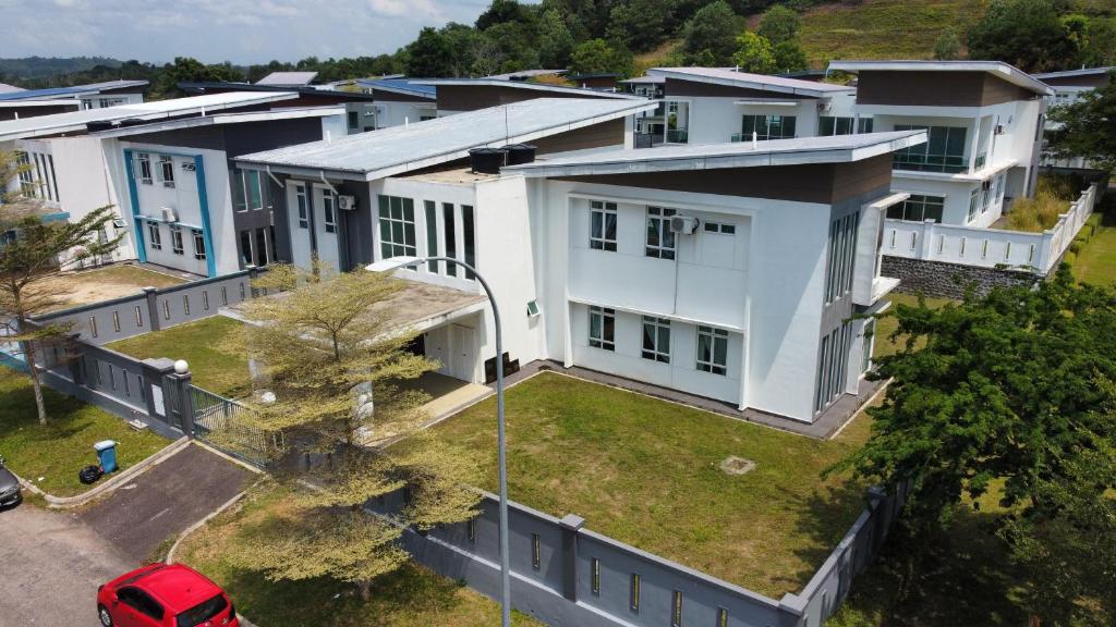 Desaru Spacious 30pax Bungalow with Netflix near Beach
