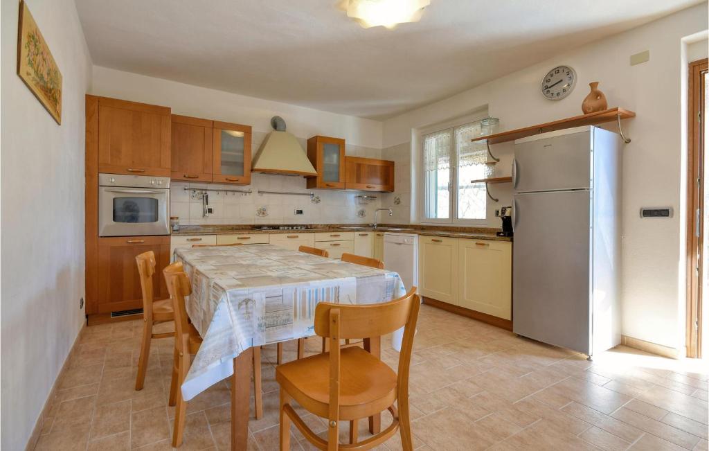 Beautiful Apartment In Moneglia With Wifi And 2 Bedrooms photo 3