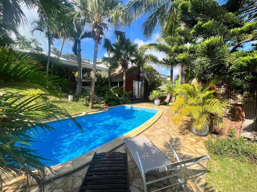 Bungalow indépendant dans jardin exotique , piscine