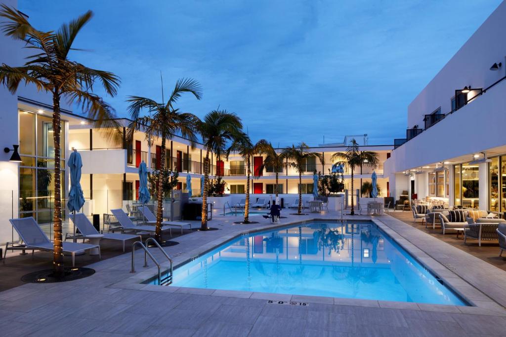 Courtyard by Marriott Santa Barbara Downtown image