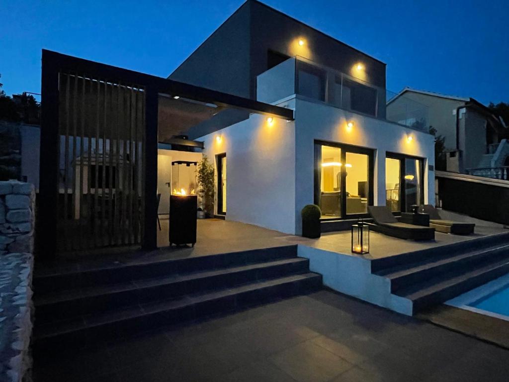 Golden residence with heated pool photo 1