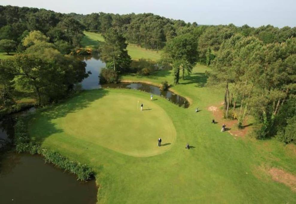 Maison au calme à l'intérieur du golf de Ploëmel, entre terre et mer, 2 chambres photo 4