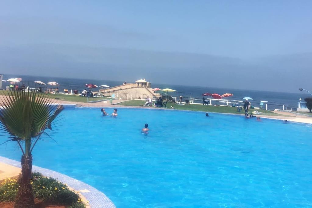 Appartement avec magnifique piscine face à la mer