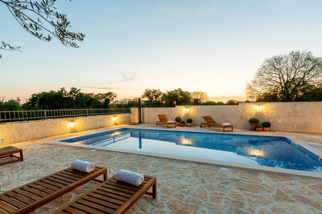 Seven Olives Guest House with heated pool near Krka waterfalls