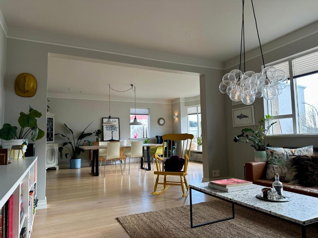 Bright and Spacious 4 bedroom apartment in Hlíðar, Reykjavik photo 2