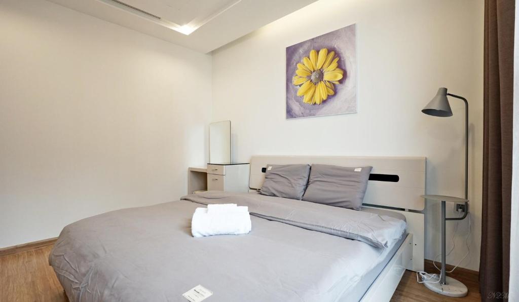 LUXURY APARTMENT VINHOME METROPOLIS next LOTTE Center,Japan Embassy