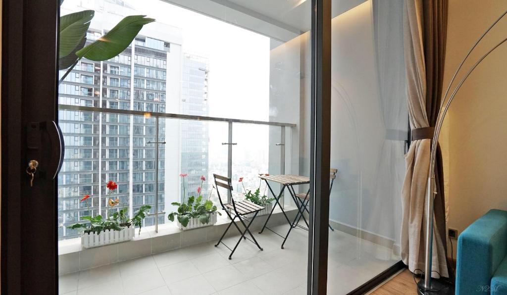 LUXURY APARTMENT VINHOME METROPOLIS next LOTTE Center,Japan Embassy