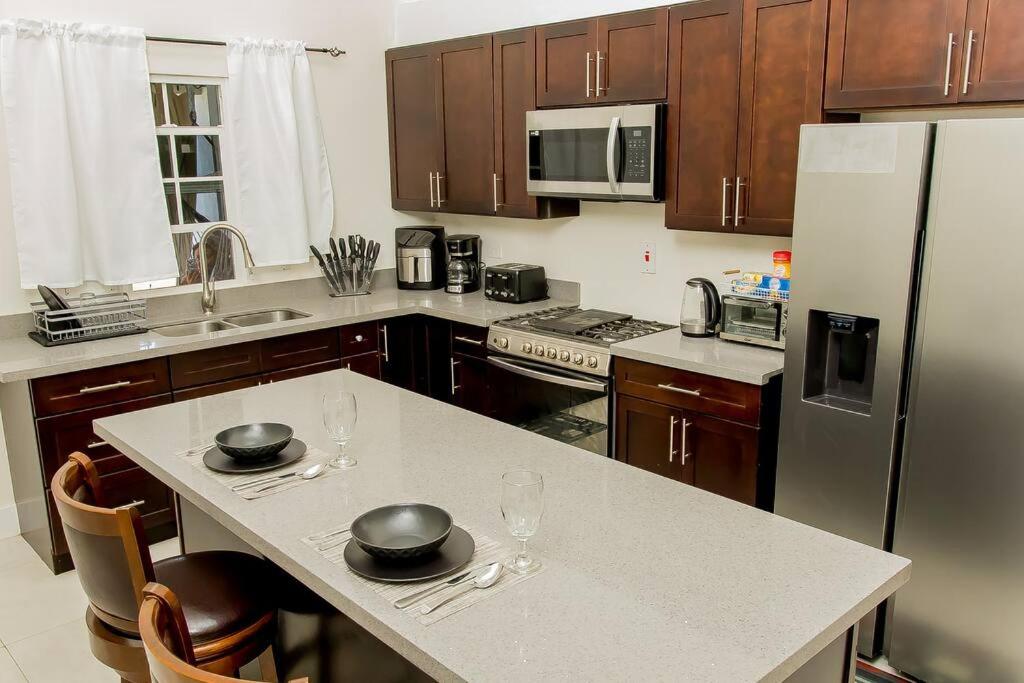 Luxurious 3-BDRM/King Bed/Gated/Near Ocho Rios photo 2