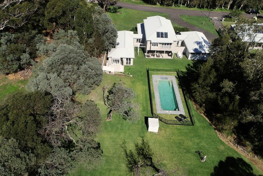Echo Beach House Luxurious House with Pool and Ducted Air photo 4