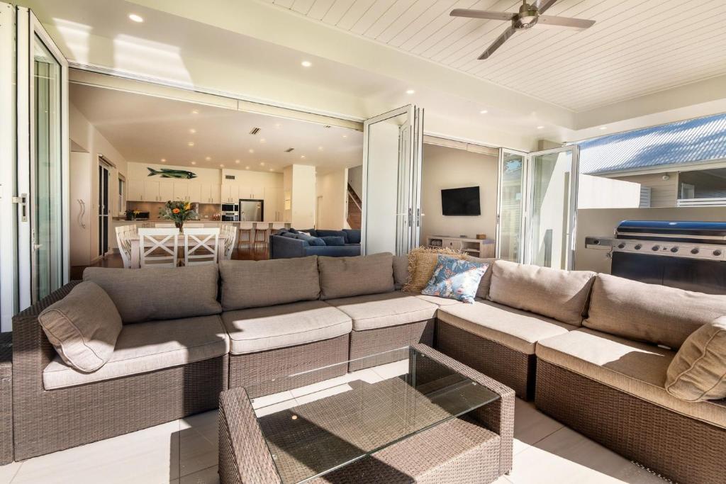 Echo Beach House Luxurious House with Pool and Ducted Air photo 2
