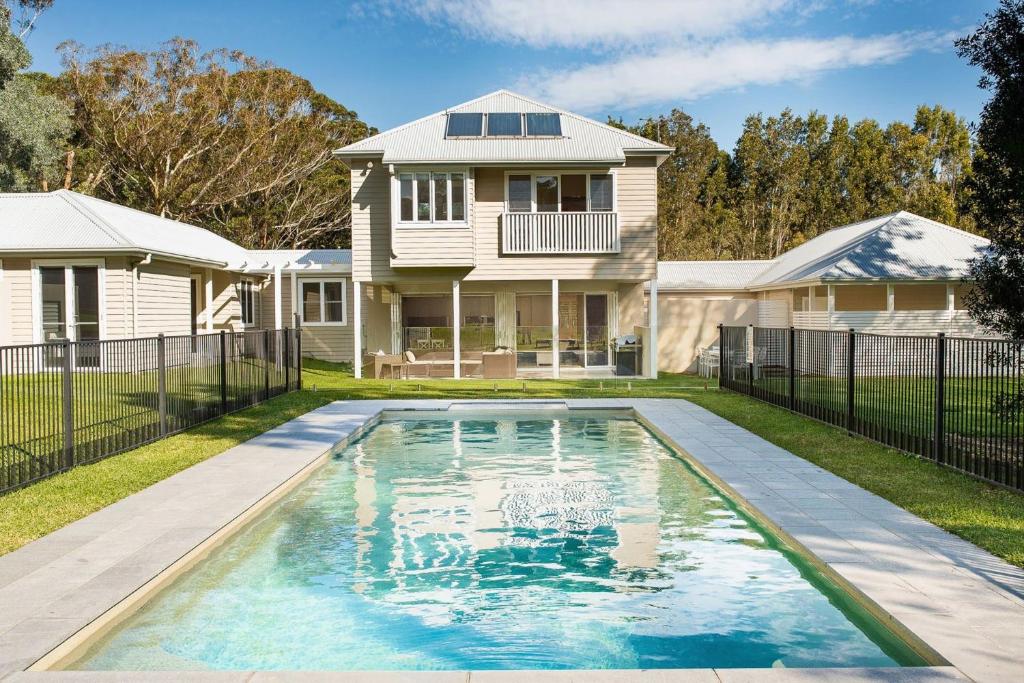 Echo Beach House Luxurious House with Pool and Ducted Air photo 1
