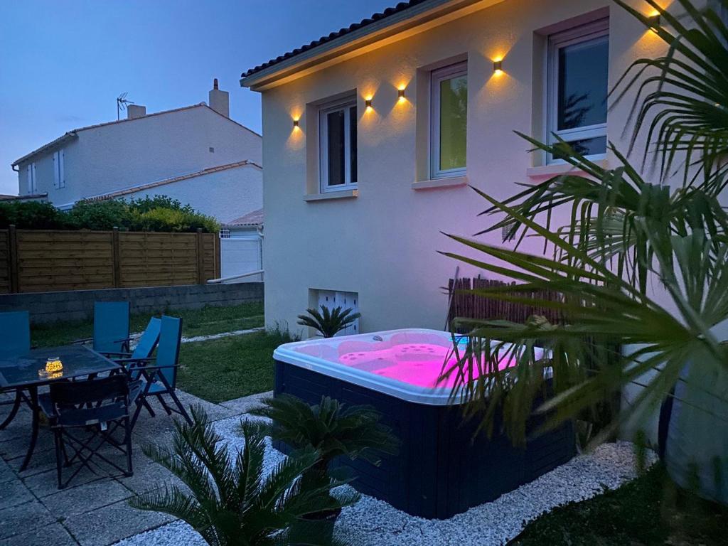 Villa Avec JACCUZI à La Roche sur Yon 8 personnes photo 1