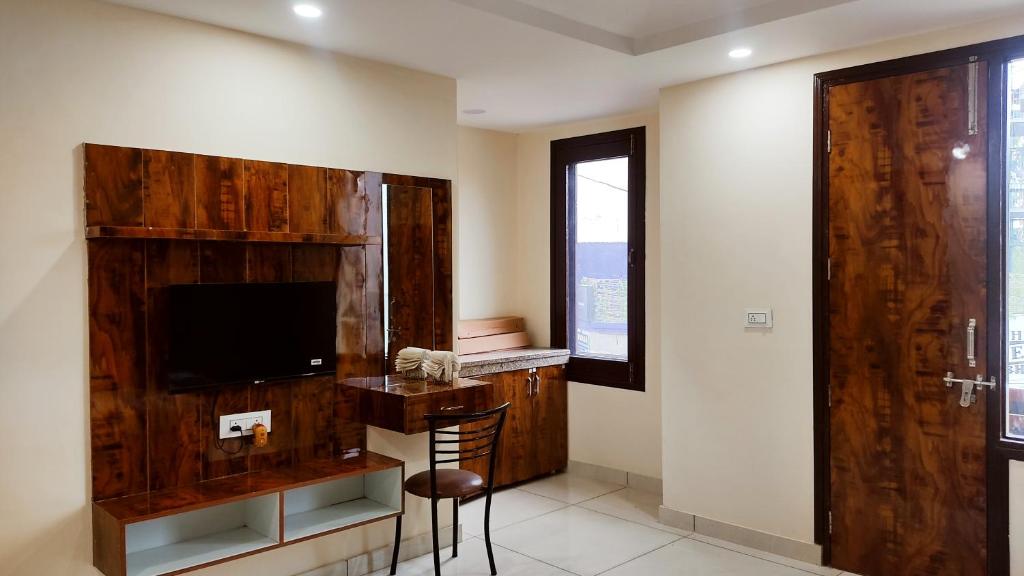THE RAJMANI MOTEL -- LUXURY STUDIO ROOMS -- LPU Law Gate photo 3