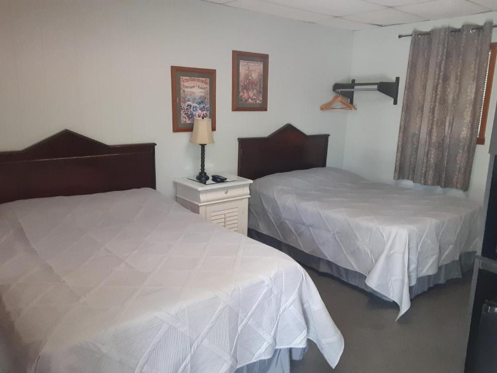 HICKORY SHADES MOTEL photo 4