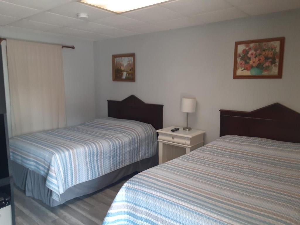 HICKORY SHADES MOTEL photo 1
