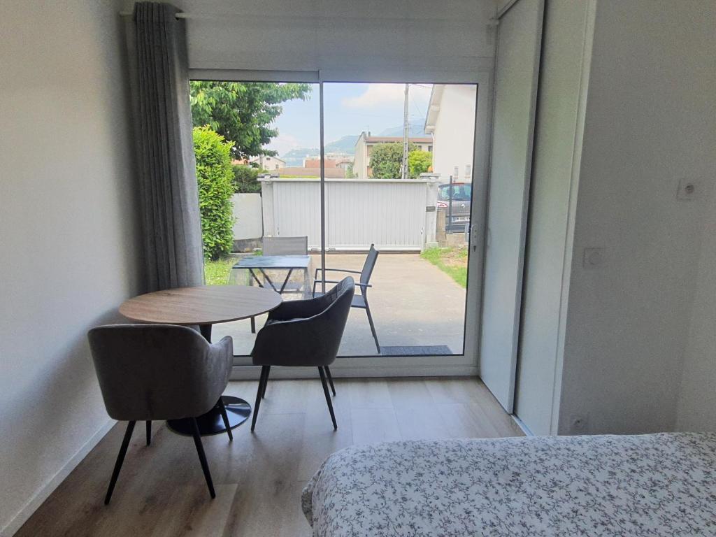 Studio calme dans villa habitée, parking disponible et sûr