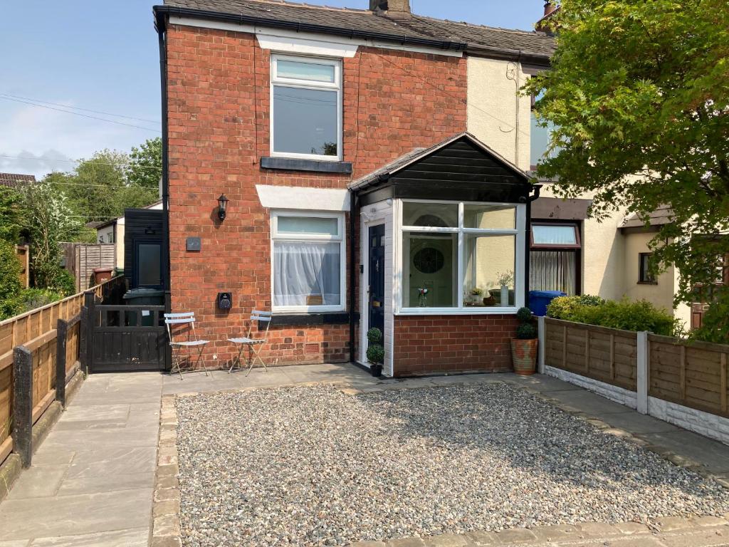 Adlington Cottage, Lancashire photo 1