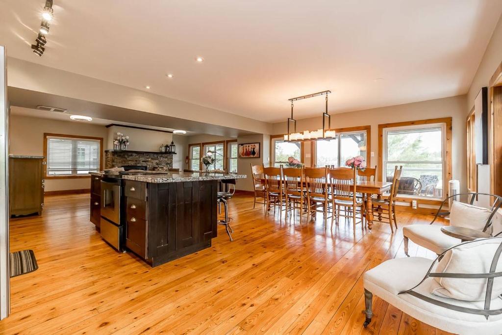 Muskoka Lakeshore Cottage Bliss photo 4