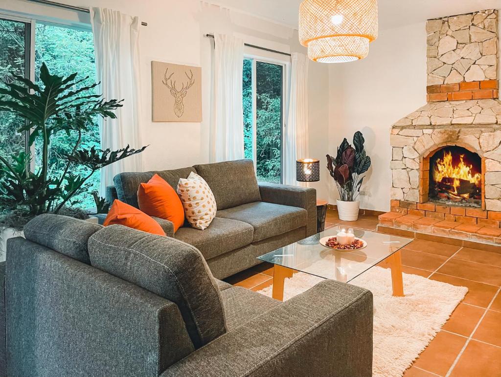 Casa del Arroyo 2-Bedroom Cottage Fireplace and BBQ photo 2