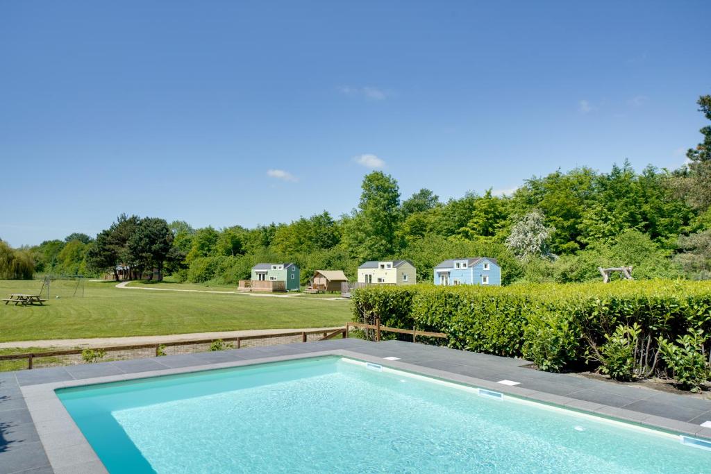 Green Tiny House with shared pool photo 2