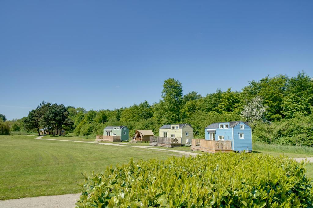 Green Tiny House with shared pool photo 3
