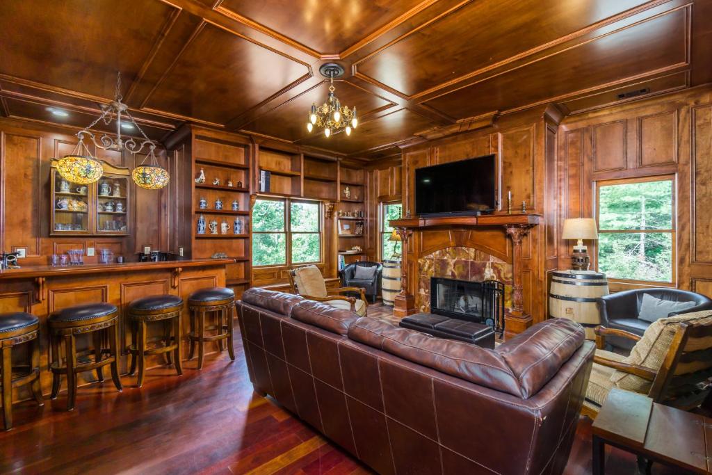 New Listing! 17 Acres, Pickleball, Trampoline, Fireman's Pole photo 2