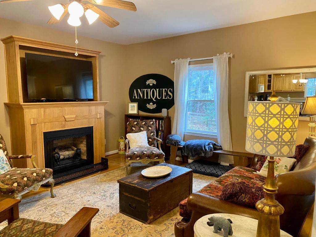 Country Cottage - Fenced for Pets - New Listing! photo 1