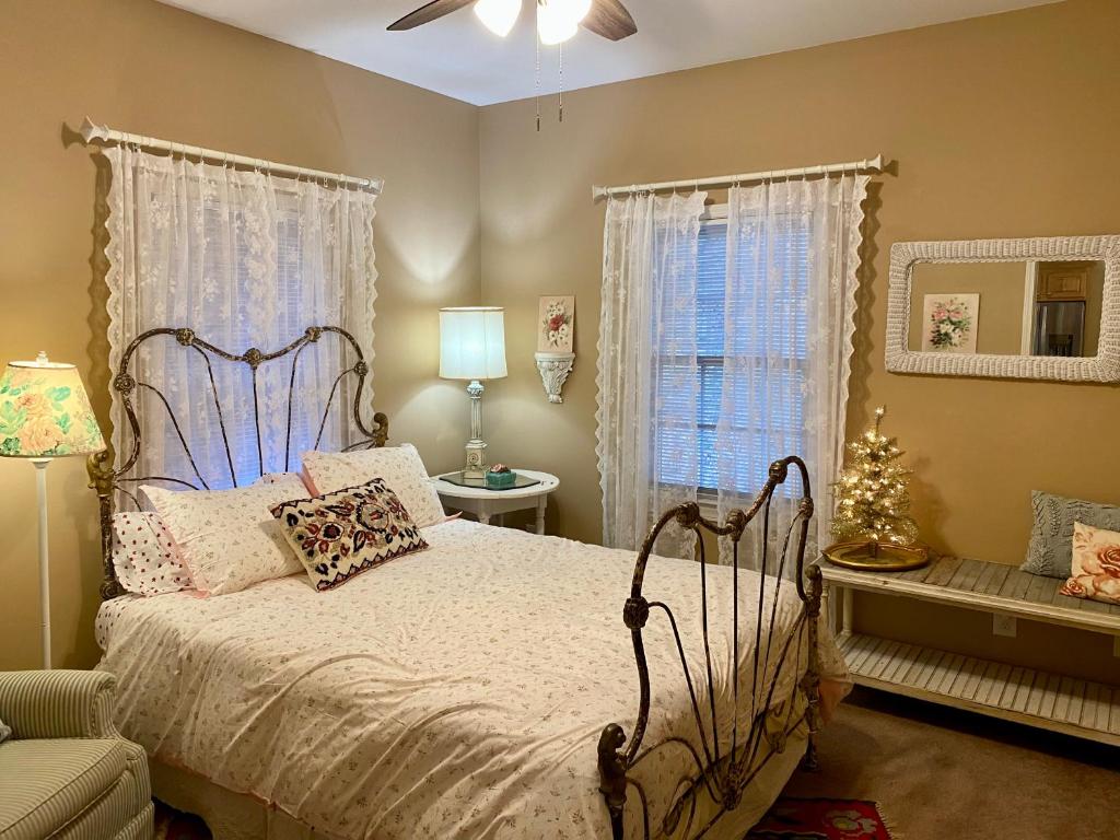 Country Cottage - Fenced for Pets - New Listing! photo 3