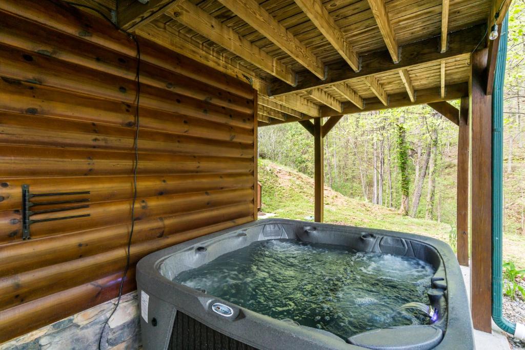 New Listing! Lakeview Lodge - 5 Bed, 4 Bath - Hot Tub photo 4