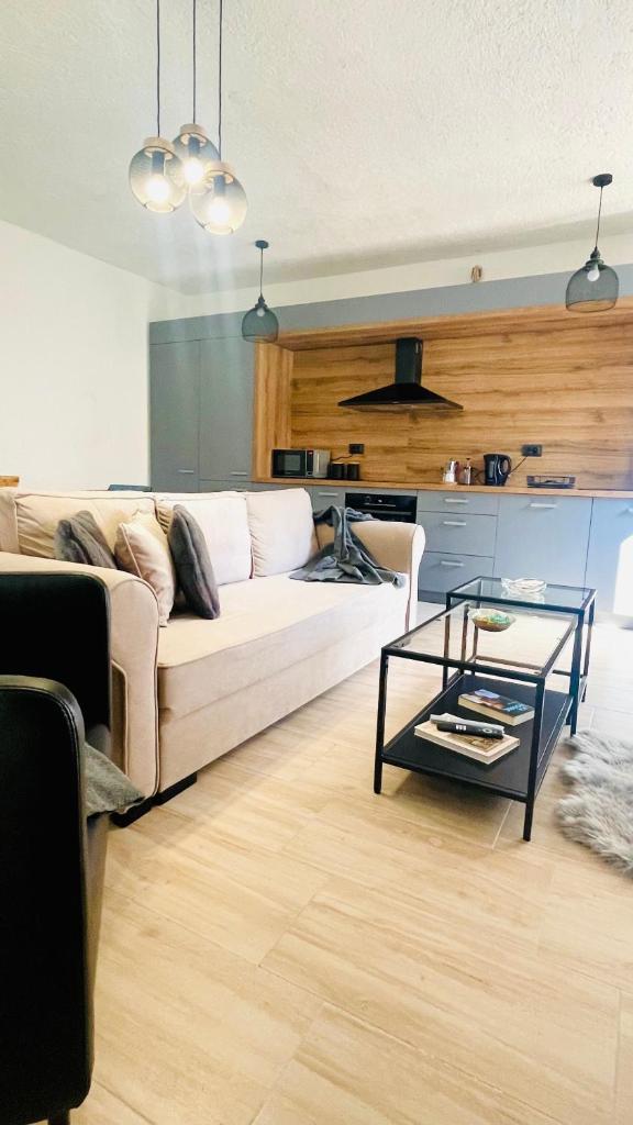 Modern Apartment with Fireplace & Stylish Kitchen photo 1