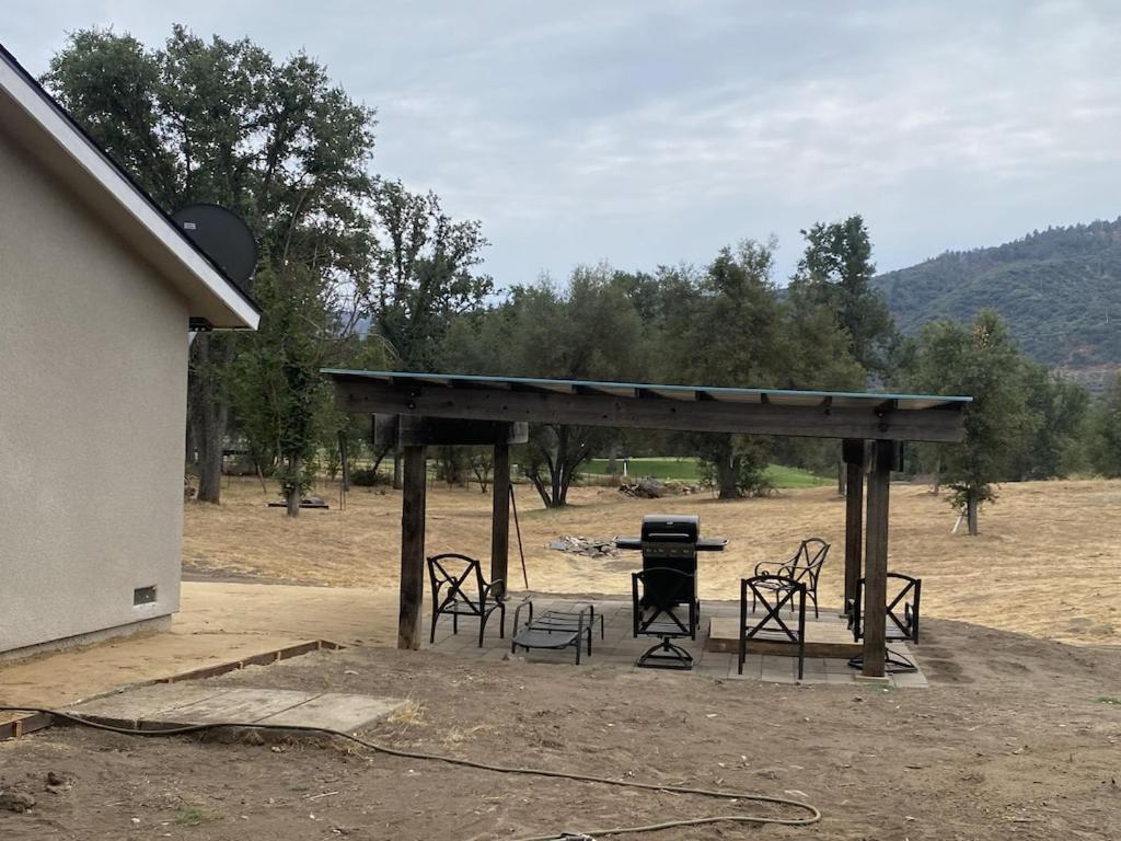 Family Home on a Golf Course near Yosemite! photo 1