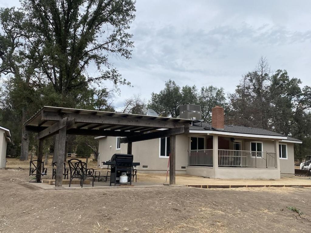 Family Home on a Golf Course near Yosemite! photo 4